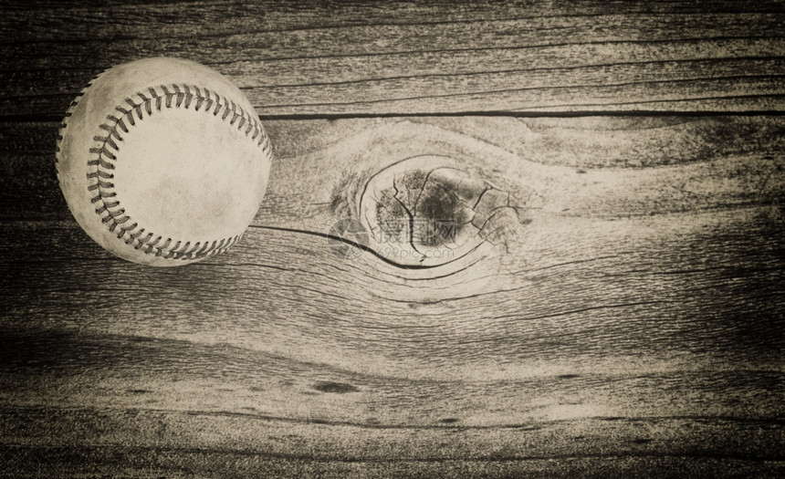 古老的在生锈木上打棒球的古老概念图片