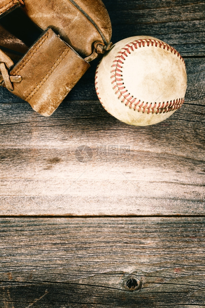 古老棒球的概念和生锈木上的风湿皮手套垂直布局格式图片