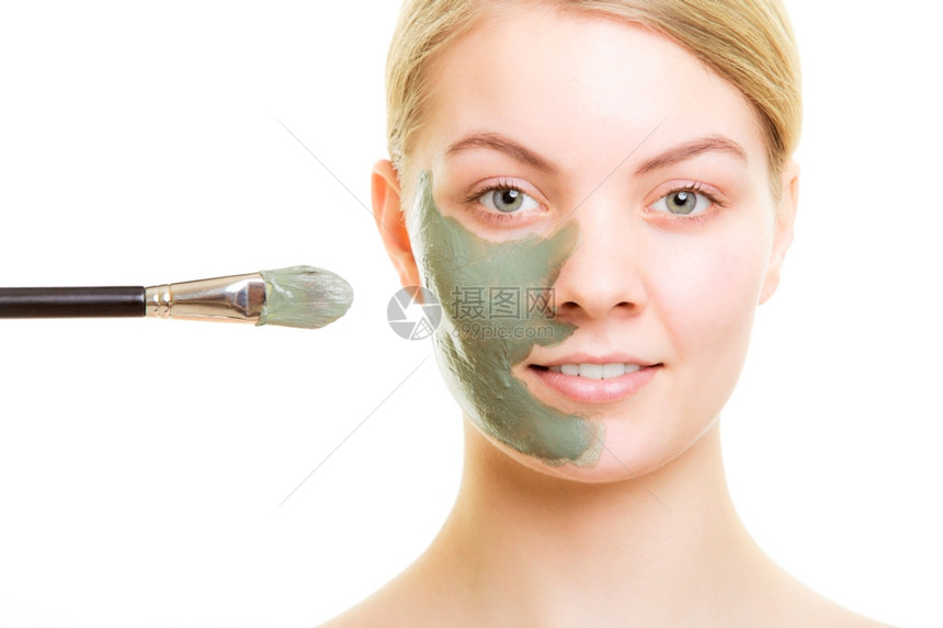 皮肤护理女在面部被孤立时用刷泥蒙面女孩照顾干衣美容治疗图片