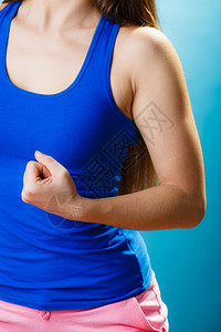 训练锻炼体操和身控制生活方式概念在演播室的蓝背景中适合身体的妇女部分图片