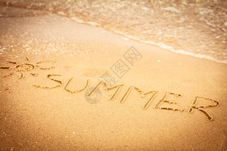 度假概念夏日这个词写在沙滩上的子背景图片
