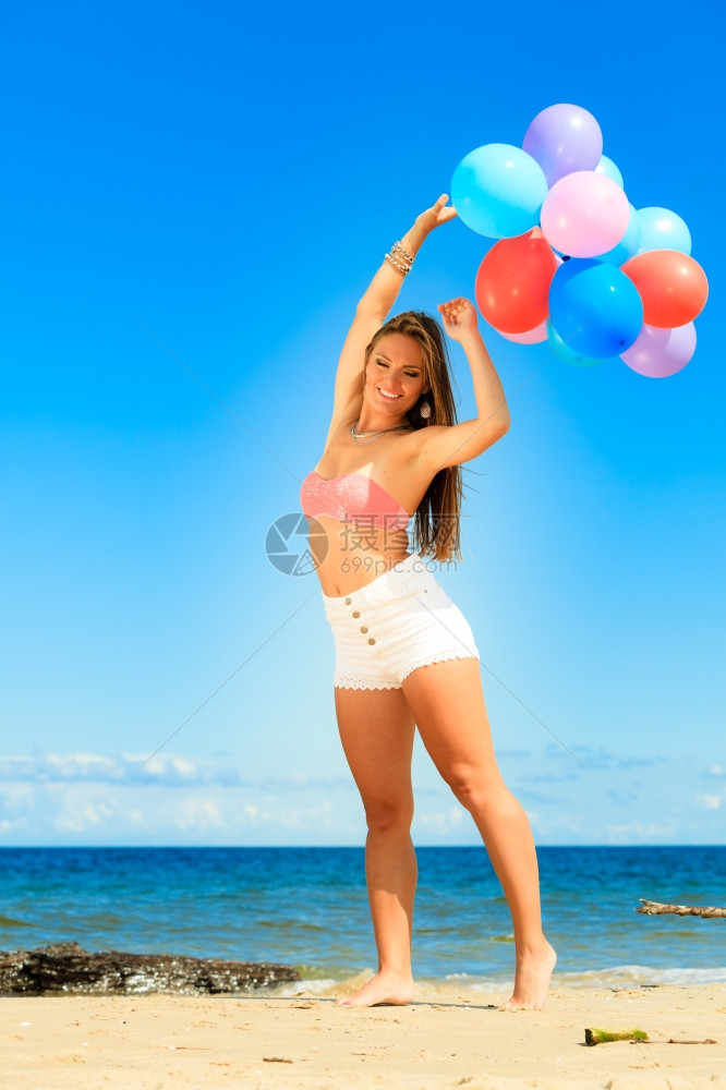 暑假庆祝活动和生方式概念具有吸引力的运动女少在海滩岸背景上外有彩色气球图片
