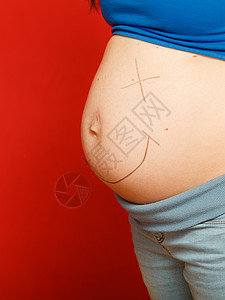 怀孕母亲和幸福概念孕妇肚子紧闭面带微笑的颜料图片