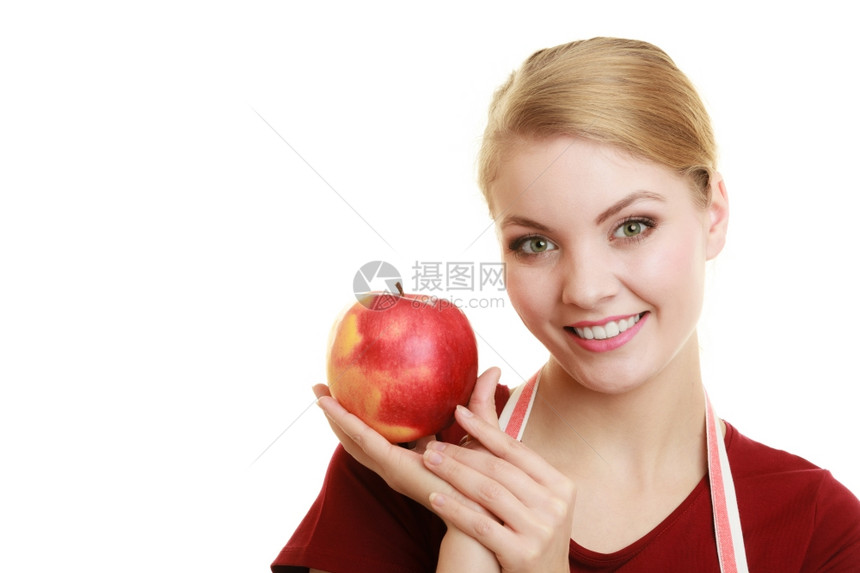 享受快乐的家庭主妇或厨师在带条纹的厨房围裙内提供红苹果健康水孤立无援图片