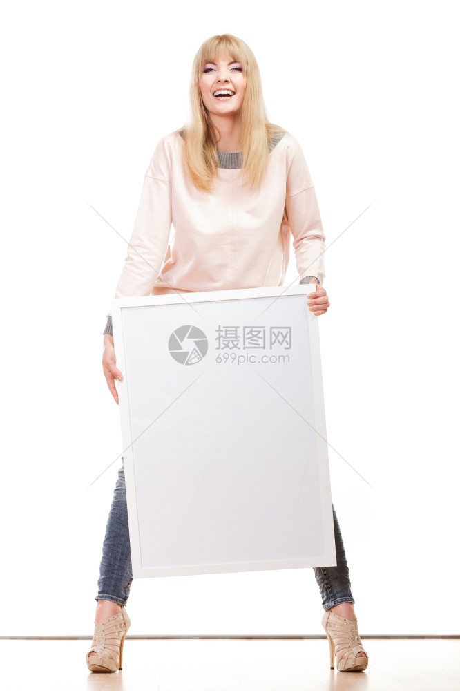 广告概念时装女整身有空白的演示板显横幅的女模特在广告牌上签名复制文本空间图片
