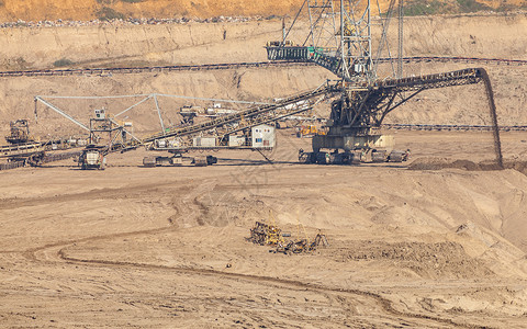 露天矿坑棕色煤矿巨型挖土机采掘业背景图片