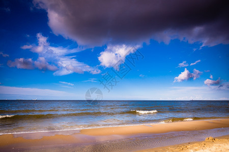风景海中或水蓝色云层天空的景象沙滩上有脚印图片