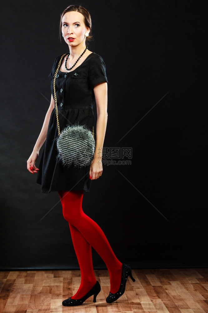 时装服优雅女穿着红色鲜内裤黑鞋和灰色手袋图片