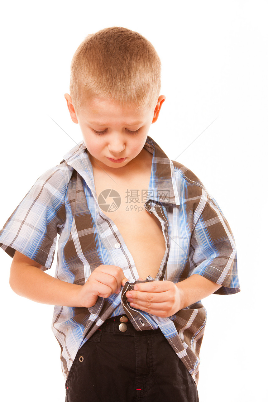 童年独立概念小男孩在衬衫上扣系紧纽孤立在白色背景上图片