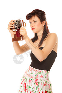 美丽的摄影师可爱的古老风格夏天的少女孩拿着古老的旧相机与白色背景隔绝图片