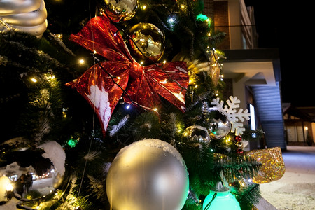 圣诞树上装饰蛋的圣诞树夜间特合照片图片
