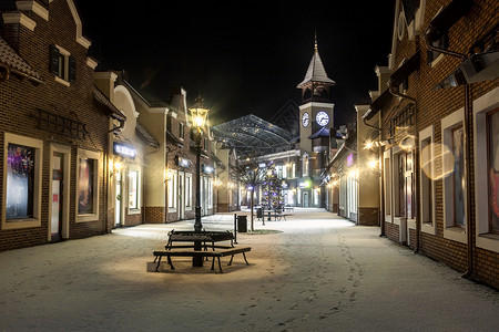 寒冬街道美丽的夜晚风景和塔钟图片