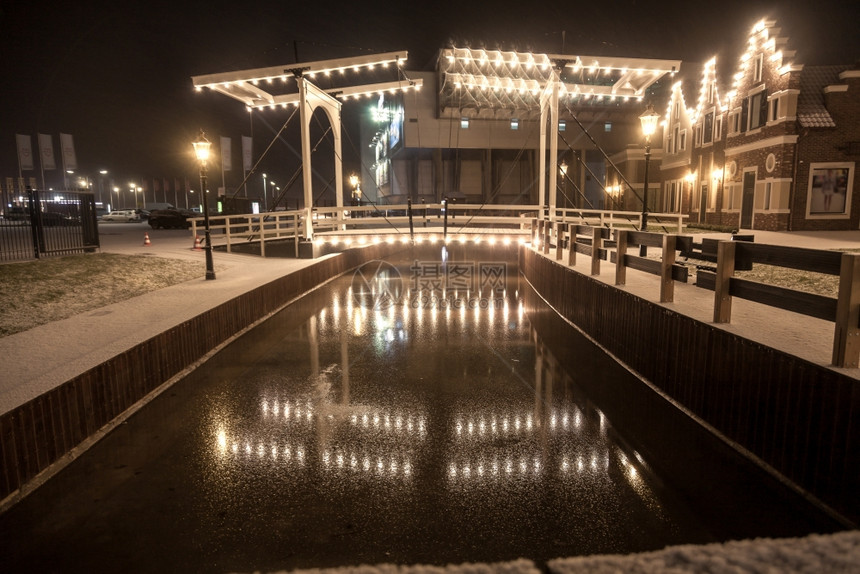冬夜时在水中反射图片