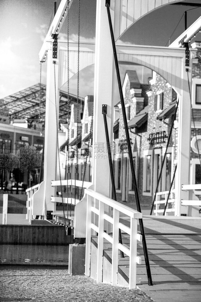 阿姆斯特丹木吊桥单色照片图片