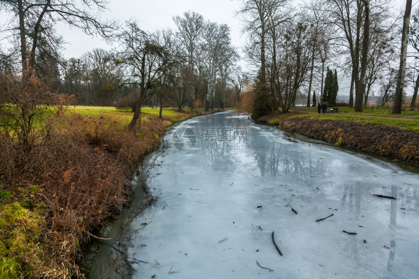 冬季公园融河流的景观图片