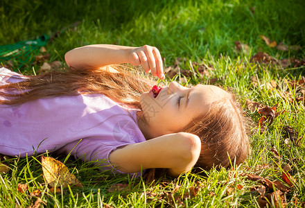 躺在草地上吃樱桃图片