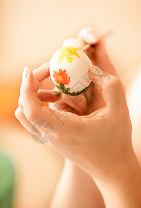 女人在东面蛋上画花的近镜头图片