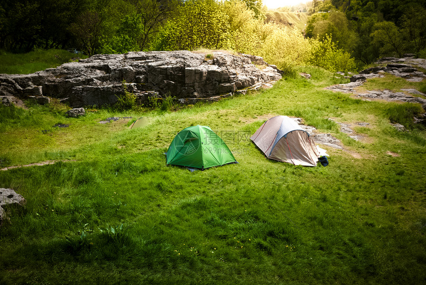美丽的山丘景观阳光明媚有两顶旅游帐篷图片
