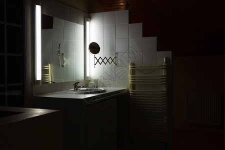 现代厕所室内有水槽和镜子图片