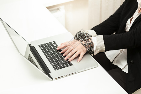 在键盘上打字的连锁商业女人的照片图片