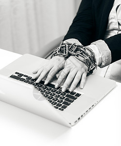 手无寸铁妇女按链锁在笔记本电脑上的照片背景