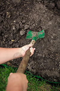 园丁用铲土挖的近照图片