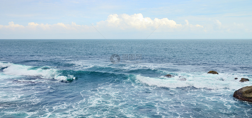 美丽的海洋波浪和蓝天空图片