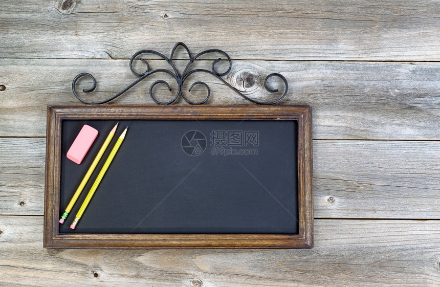 旧时装黑板铅笔和橡皮在生锈木上用水平格式布局图片