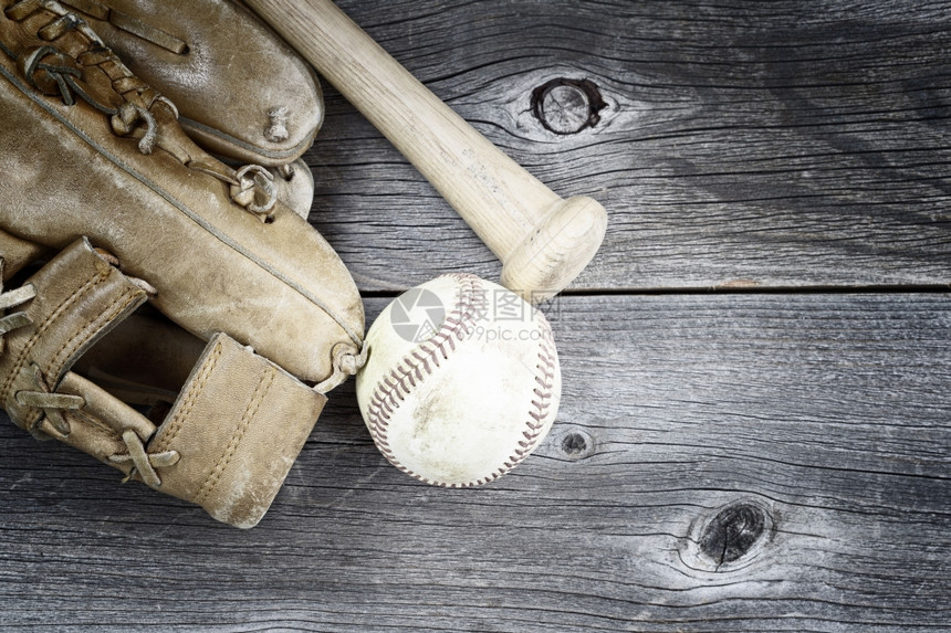 古老的旧手套蝙蝠和在生锈木上使用棒球的古老概念图片