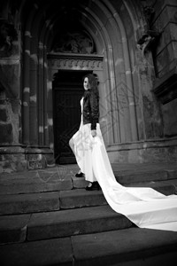 在旧修道院楼梯上走着长白面纱的感女人黑白照片图片