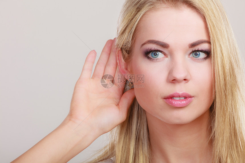 女用手听灰色的偷听亲耳偷听的八卦天后女孩用手亲耳偷听的用手亲耳闭听的年轻女商人秘密的图片