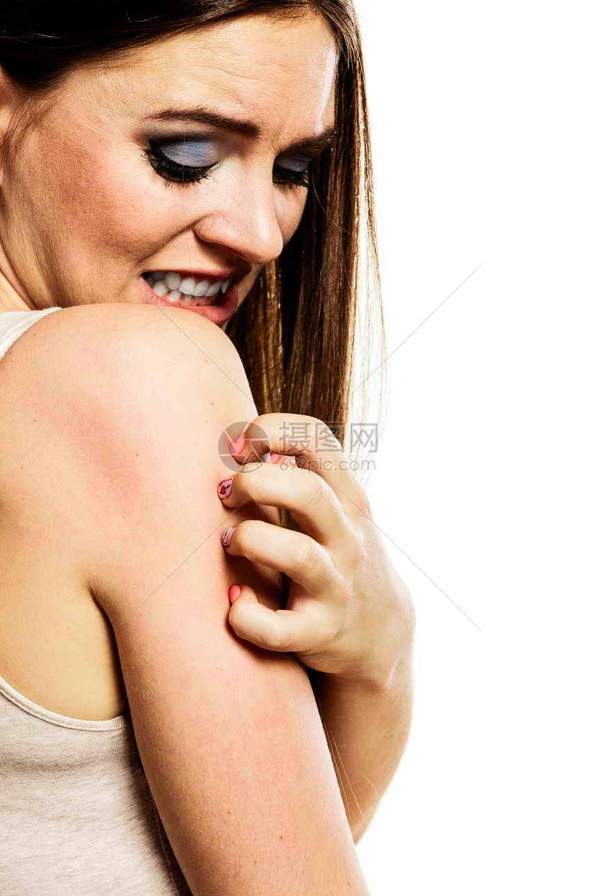 健康问题年轻女人用过敏皮疹抓痒的手臂图片