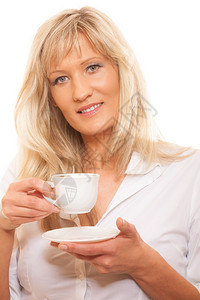 人幸福饮酒和食物概念女婴喝茶或咖啡杯热饮料白背景图片
