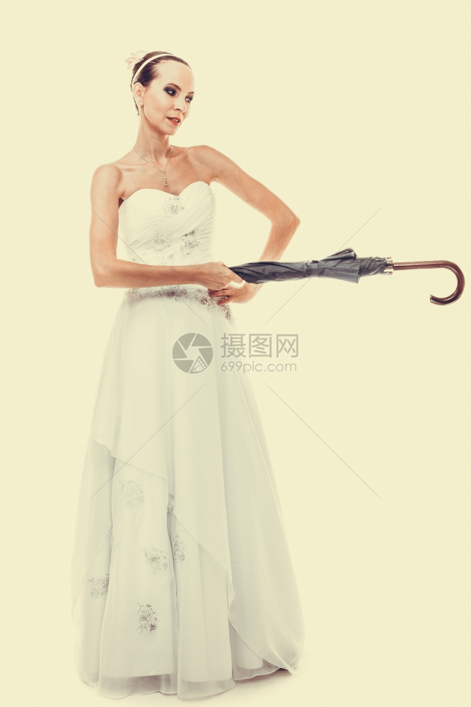 满身浪漫的新娘蓝色闭着雨伞的过滤照片图片