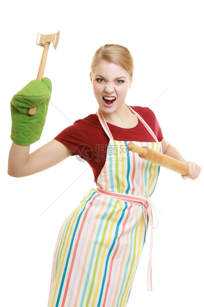 穿着厨房围裙的有趣家庭主妇或面包师厨穿着房围裙手持白边隔离的烤架在白边上着滚针肉图片