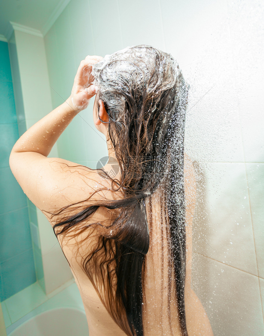 感黑褐色女人淋浴时头部涂层的紧贴照片图片