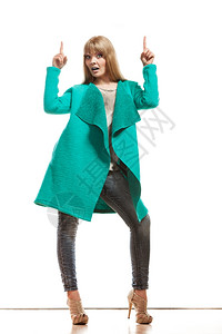 浅绿色外套时装和广告概念背景
