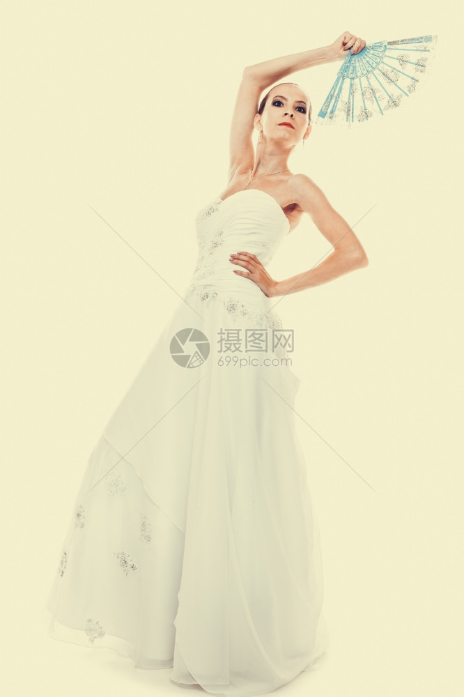 满的年轻有魅力浪漫新娘穿着白裙子带蓝风扇Instagram过滤器图片