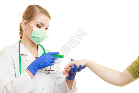 向病人注射器的女医生或护士疗保险的务人员图片
