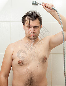 压抑的淋浴男人近距离肖像图片