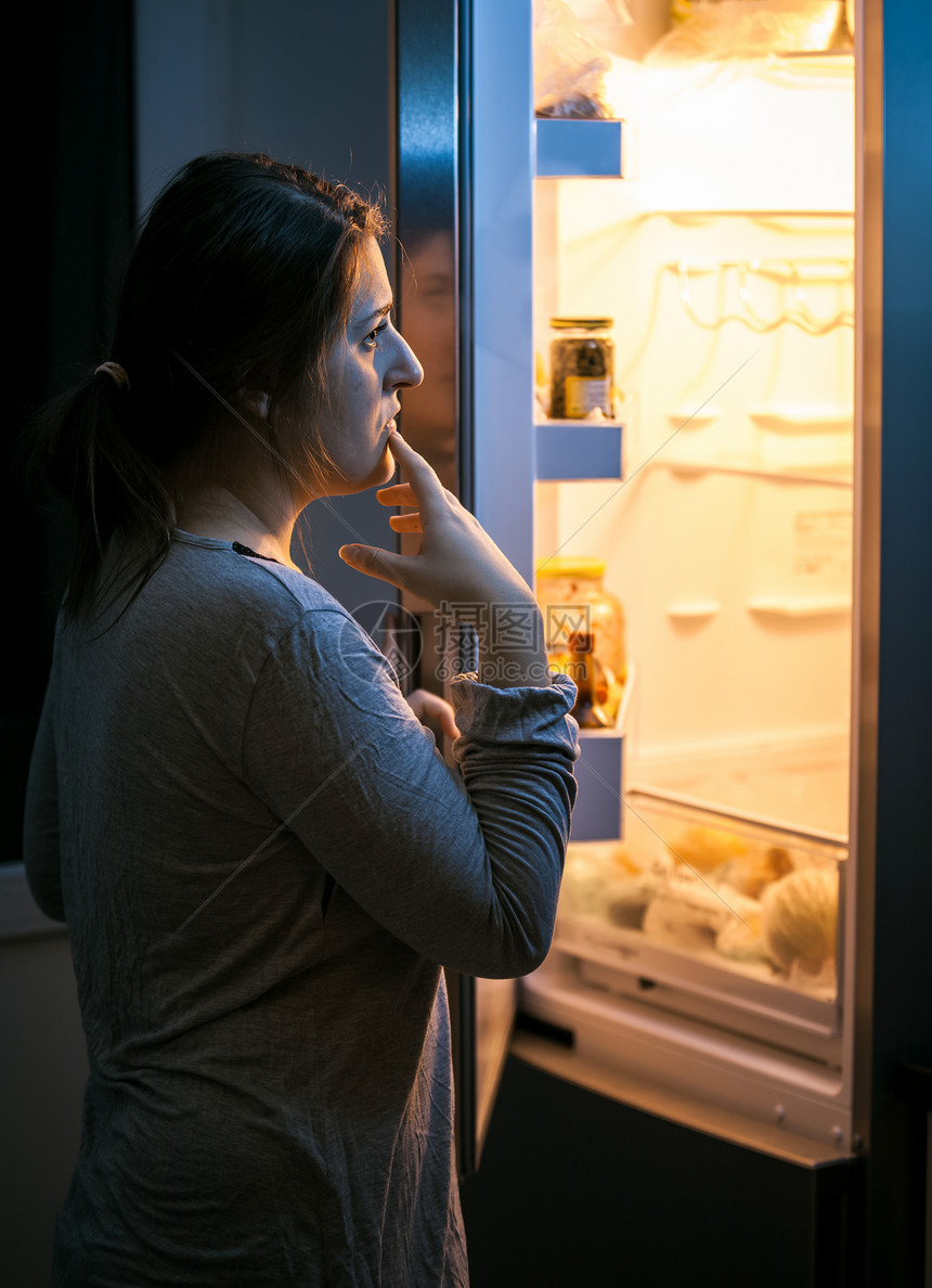 夜深时在冰箱里看年青女人图片