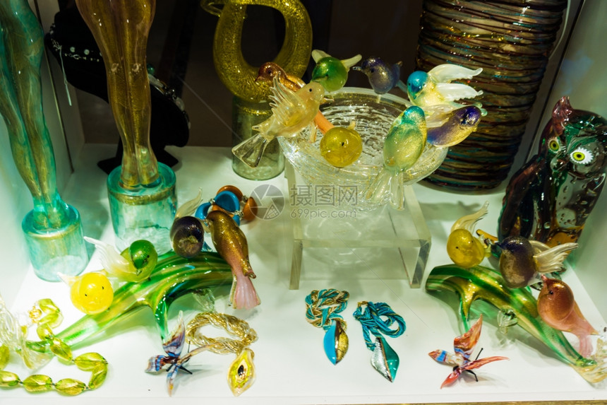 2014年6月日VeniceITALYJUNE1Murano玻璃在威尼斯市场窗口店展出Murano玻璃是威尼斯穆拉诺岛传统制造中图片