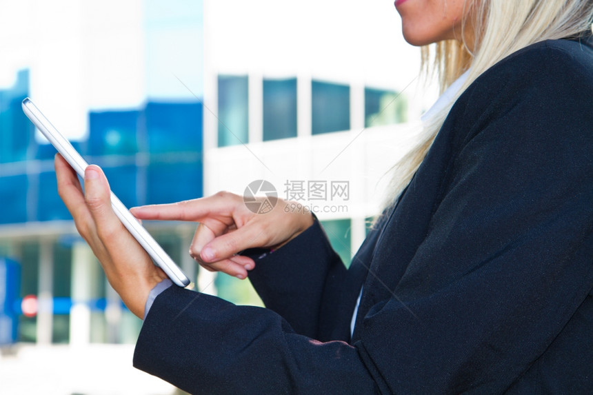 女用手触摸数字平板电脑图片