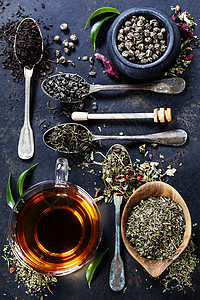 茶叶成分不同种类的茶叶和深底旧勺子图片