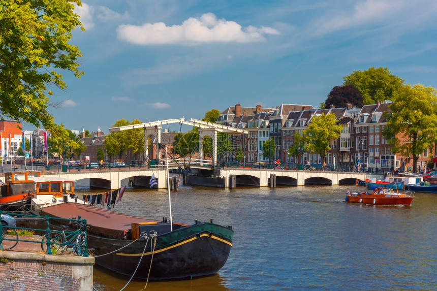 阿姆斯特丹运河Amstel市风景MagereBrug桥船和自行车荷兰图片