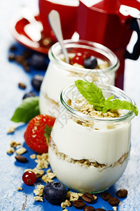 健康早餐带有梅斯利和浆果的酸奶健康和饮食概念图片