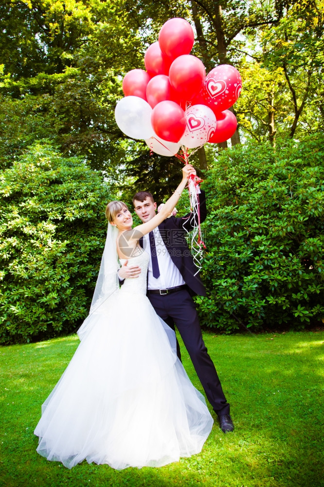 配气球的新娘和郎图片
