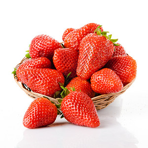 篮子中的草莓背景图片
