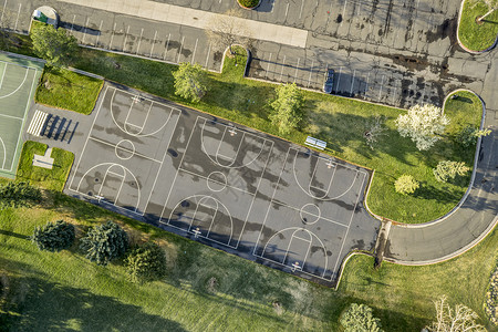 公共园娱乐篮球场和停车的空中景象春日亮长影图片