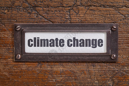 气候变化档案柜标签铜持有者与冷冻和刮碎的木材对照背景图片